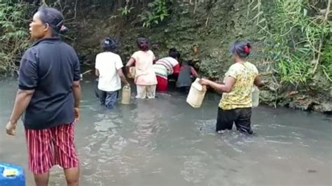 Alami Krisis Air Bersih Warga Di Sikka Tadahi Air Dinding Tebing