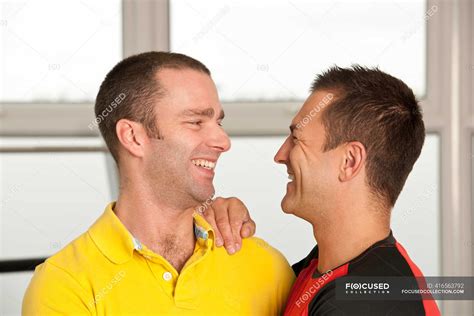 Gay Couple Embrasser Salle De Gym Dans L Royaume Uni Uniquement Ann Es Stock Photo