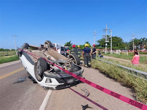 Choque entre dos vehículos deja cinco personas lesionadas entre ellas