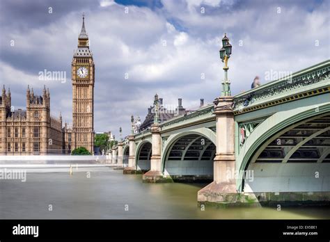 Westminster Bridge Sur La Tamise Menant Vers Big Ben Et Le Palais De