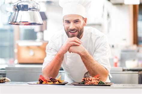 Chefkoch an der Küche stockfoto. Bild von tabelle, schutzkappe - 86223074