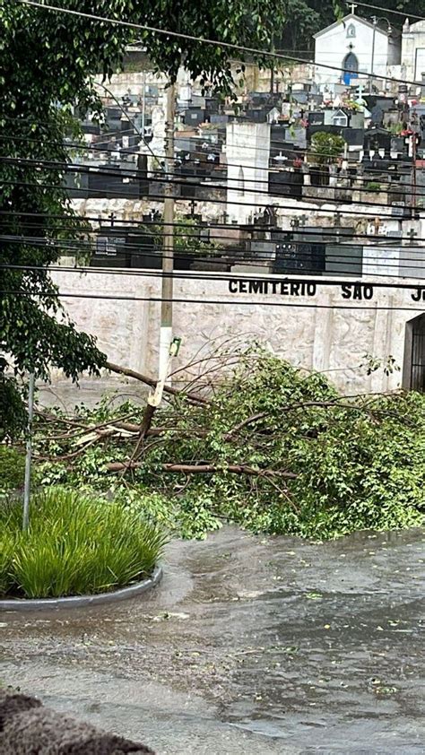 Vídeo Chuvas Fortes Com Granizo Causam Prejuízo E Assustam Moradores