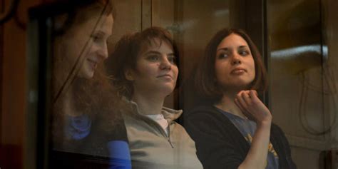 Les deux Pussy Riot en route vers des camps difficiles et éloignés de Moscou