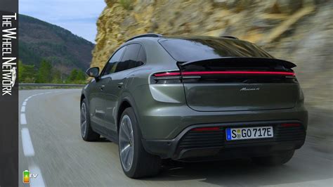 Porsche Macan Aventurine Green Metallic Driving Interior