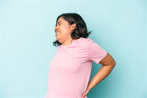 Mujer Latina Joven Aislada Sobre Fondo Azul Que Sufre Un Dolor De Espalda Foto Premium