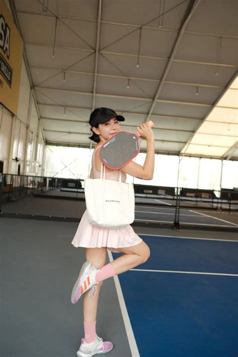 Hội mỹ nhân Việt đua nhau mặc váy ngắn áo khoe eo tham gia môn thể thao hot nhất hiện nay