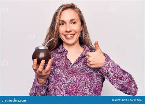 Jeune Belle Femme Blonde Boire Argentine Traditionnelle Mate Boire Sourire Heureux Et Positif