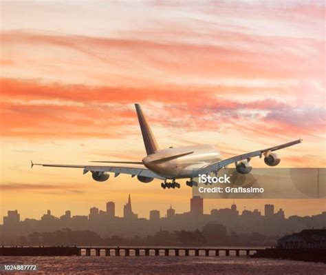 pesawat airbus  terbang  langit  atas san francisco foto stok