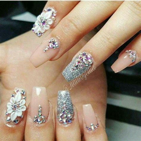 Uñas nude con glitter Manicura de uñas Uñas bonitas y faciles Uñas para novia