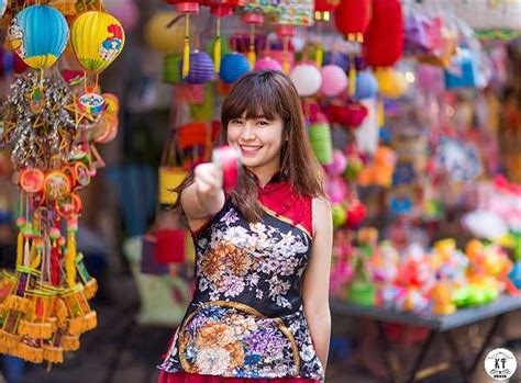 Hot girl Đắc Lắc đẹp rạng ngời bên phố đèn lồng