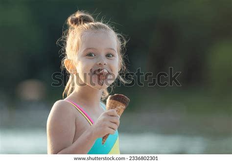 Petite Fille Blonde Glace Images Stock Photos Vectors Shutterstock