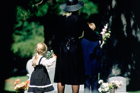 Naked Girlfriends Distracting Gamer Boyfriends On TikTok