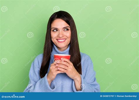 Foto De Una Jovencita Guapa Dama De Brunette Olor Americano Look Promo Usa Pullover Azul Aislado