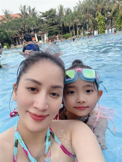 Khánh Thi diện bikini cùng 2 con đi biển gửi 1 điều đến Phan Hiển