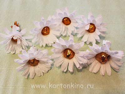 Как сделать ромашки из конфет своими руками