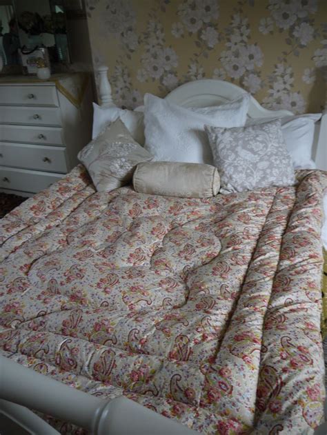 Vintage Quilt Eiderdown Double Size Paisley Pinks