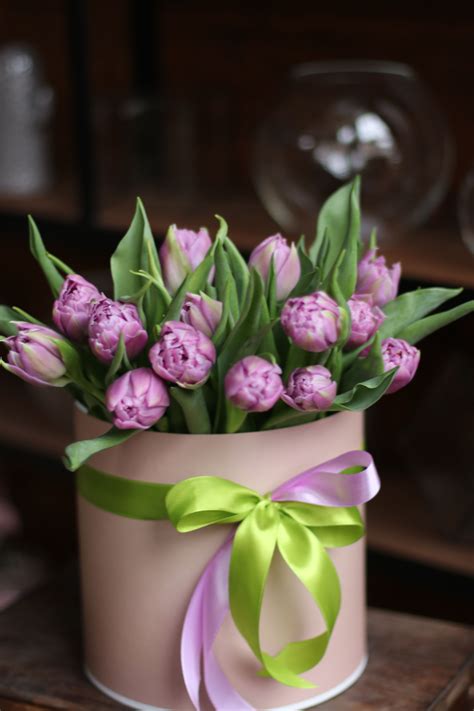 Шляпная коробка из тюльпанов купить в Минске с доставкой | Cactus.by