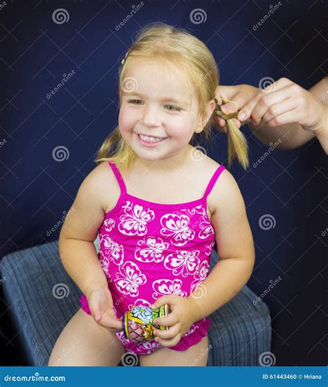 Belle Petite Fille Blonde Photo Stock Image Du Regarder 61443460