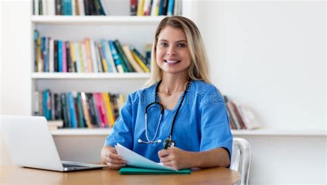 Lachende Blonde Frauen Krankenschwester Oder Arzt Am Computer Stockbild Bild Von Doktor B Ro