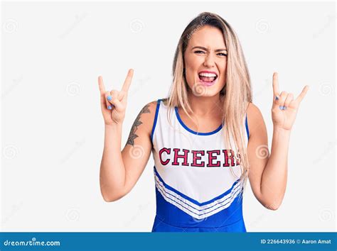 Jeune Belle Femme Blonde Portant L Uniforme Cheerleader Crier Avec La Folle Expression Faire