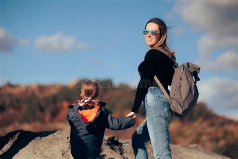 Feliz Madre E Hija Viajando Juntos De Vacaciones Imagen De Archivo