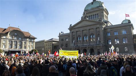 Demo In Bern Tausende Menschen Protestieren Gegen Coronapolitik