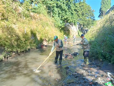 Sub Sektor Satgas Citarum Harum Bersihkan Sampah Di Sungai