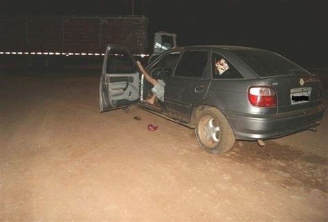 Motorista para veículo no meio da rua e dorme dentro do carro em