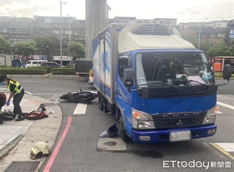 快訊／新北小貨車撞機車！女騎士卡車底命危 警消急救援 Ettoday社會新聞 Ettoday新聞雲