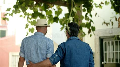 Vista Trasera De Gay Caminando Con Novio Y Abrazando Su Cintura Metrajes Vídeo de orgullo