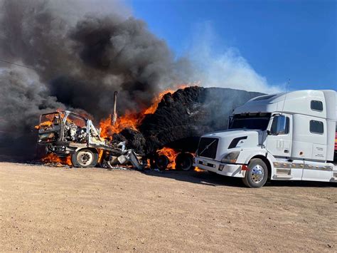 Se incendia tráiler cargado de pastura El Bordo