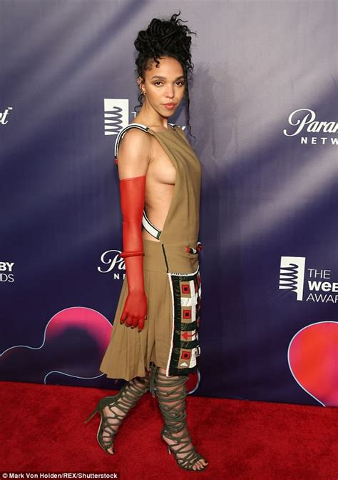 Fka Twigs Shows Off Side Boob In Revealing Gown For Webby Awards Daily Mail Online