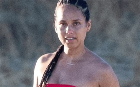 Alicia Keys Flaunts Her Abs In Red Bikini
