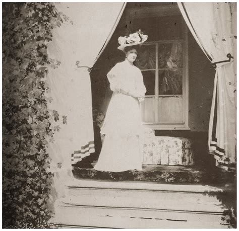 122 Государыня Императрица на балконе дворца в Ропше. | Flickr