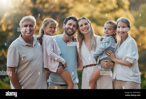 El amor la familia y los abuelos con las niñas los padres y la