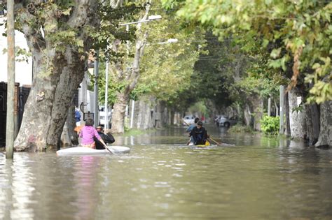 Por la sudestada y la crecida del Río de la Plata hay calles inundadas