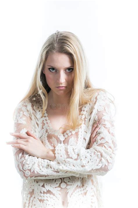 Belle Fille Blonde Russe Sur Un Fond Blanc Dans Un Chemisier Translucide Blanc Photo Stock