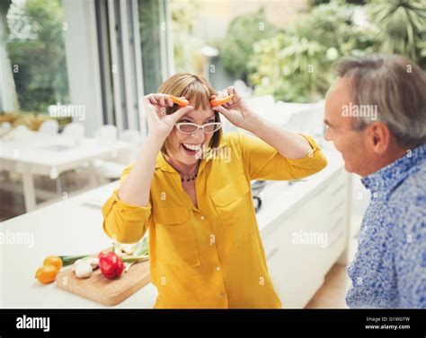 Femme mature debout dans la cuisine Banque de photographies et dimages à haute résolution Alamy