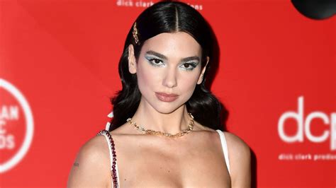 Dua Lipa Luce Su Estilizada Figura Al Posar Con Atrevido Outfit Rojo Puro Show