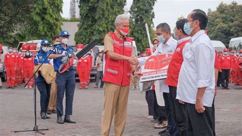 Ganjar Pranowo Serahkan Bantuan Peralatan Kedaruratan Bencana Ke Pmi