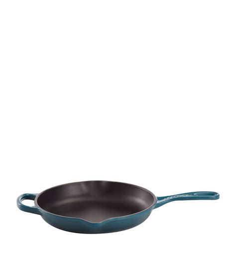 Le Creuset turquoise Signature Skillet (26cm) | Harrods UK