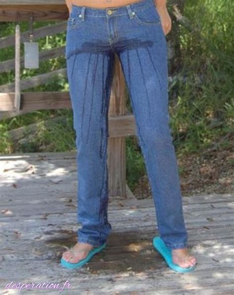 elle se fait pipi dessus dans son jeans trempa