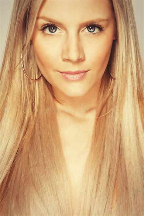 Belle Jeune Fille Blonde De Potrait Image Stock Image Du Lifestyle Fermer