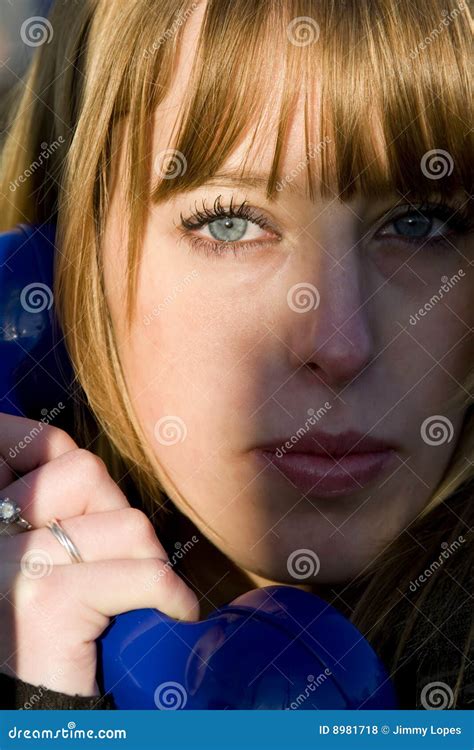 De Jonge Aantrekkelijke Vrouwelijke Close Up Van De Blonde Stock Foto Image Of Leuk Mooi 8981718