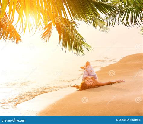 Vrouw In Jeans En Bikini Bij Het Strand Stock Afbeelding Image Of Wijfje Ontspanning