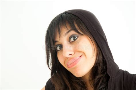 Brunette Und Verrücktes Mädchen Ihre Zunge Auf Weißem Hintergrund Halten Stockbild Bild