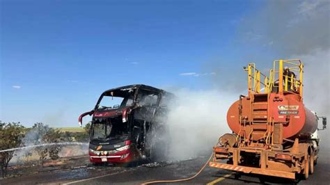 Ônibus de passageiros pega fogo na BR 163 Dourados Agora