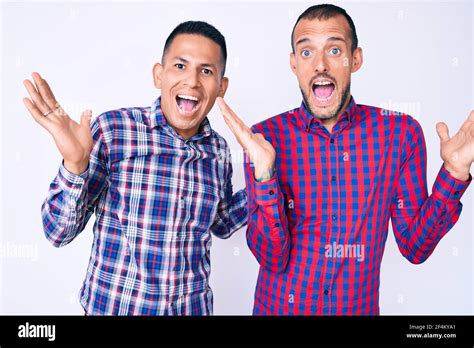 Jeune Gay Couple De Deux Hommes Portant Des V Tements D Contract S C L Brant Fou Et Stup Fi