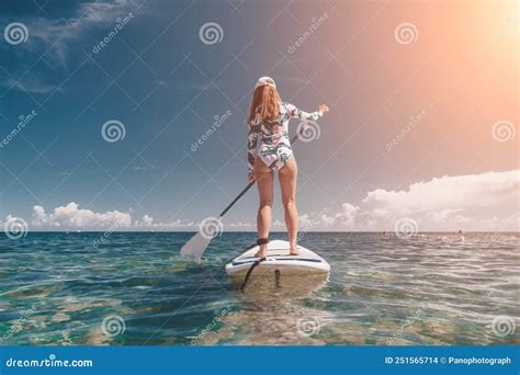 Mujer Sup Sea Feliz Mujer Sana En Bikini Relajándose En Una Sup Tabla Flotando En El Agua