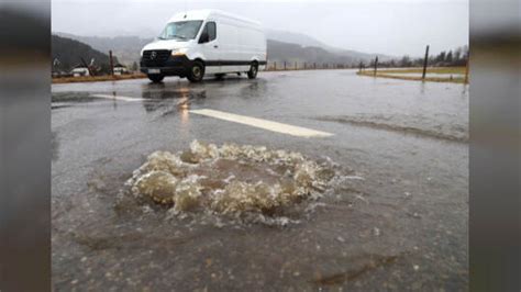 Starke Regenfälle sorgen für Hochwasser und einen Erdrutsch